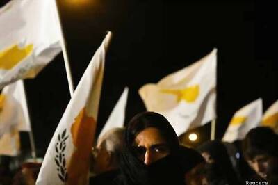 Cyprus closes in on EU bailout, U-turn on levy