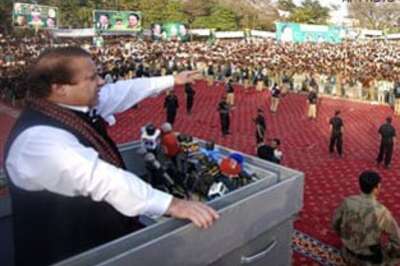 Banned from contesting, Sharif wants Zardari ousted