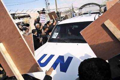 Palestinians hurl shoes at visiting UN chief