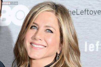 Jennifer Aniston goes back to blonde tresses after rocking brunette hair