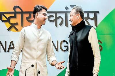 Unlike Kamal Nath, Ashok Gehlot was Ready With Pre-Emptive Strike As Pilot Took Off With His Loyalists