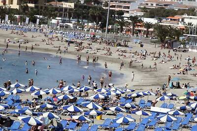 Canary Islands Keep Beaches Open Despite Algae Bloom