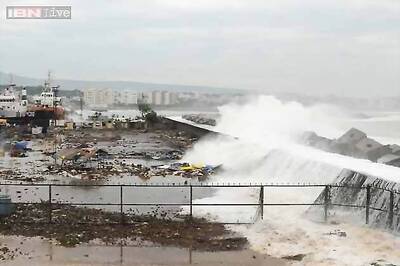 Fierce cyclone Phailin rips into India; 8 lakh people flee to shelters