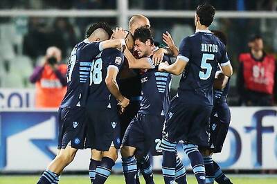 Napoli beat Pescara 3-0 to keep title race alive