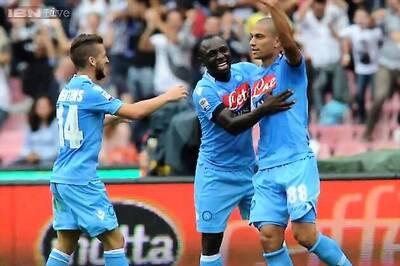 Napoli beat Livorno 4-0 to stay near top
