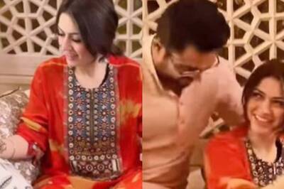 Bride-to-Be Hansika Motwani Can't Stop Smiling on Her Mehendi Ceremony, Watch Video