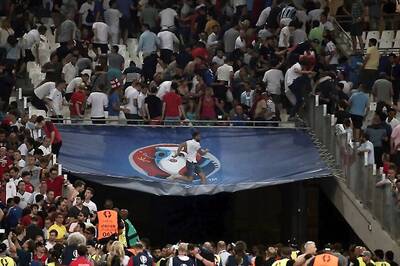 Euro 2016: Russian Football Fans Thrown Out of France