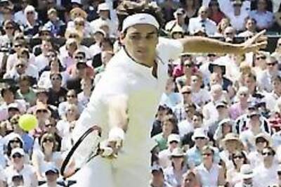 Federer begins sixth Wimbledon title bid in style