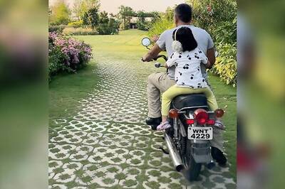 MS Dhoni Enjoys a Quick Ride on His Restored Yamaha RD 350 With Daughter Ziva