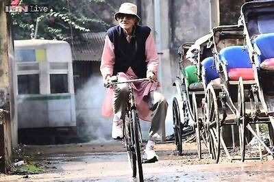 Amitabh Bachchan rubbishes rumours of being ill; explains that neck brace is part of 'Piku' costume