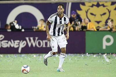 Aston Villa sign defender Jolean Lescott from West Bromwich Albion