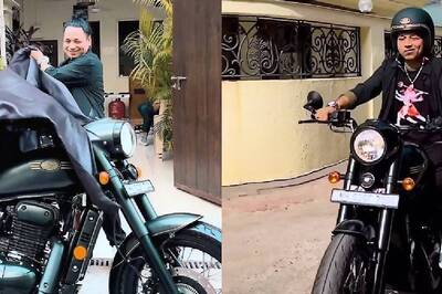 Watch: Kailash Kher Brings Home The Jawa Perak Bobber Worth Over Rs 2 Lakh