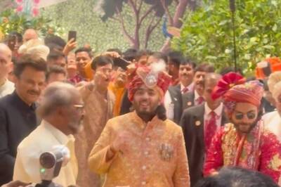 Rajinikanth Dances To Gallan Goodiyaan With Mukesh Ambani, Anant Ambani And Ranveer In Baaraat; Watch