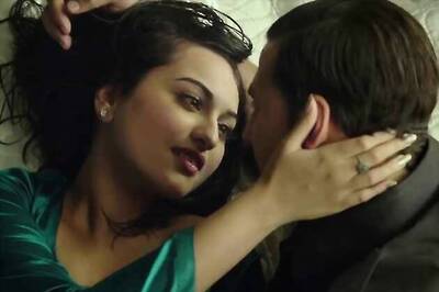 Sonakshi tries to teach dance steps to Akshay, forgets her own