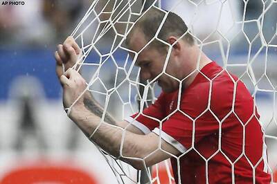 Capello warns Rooney to show respect to referees