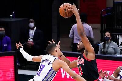 Hield's 4-point Play Helps Kings Hold Off Bulls, 128-124