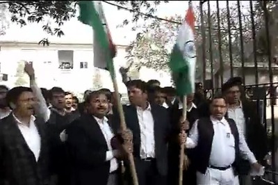 JNU row: Lawyer arrested for attacking journalists & students; released on bail