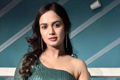 Bigg Boss Telugu Fame Ariyana Glory Looks Stunning In Green-Sequined Dress