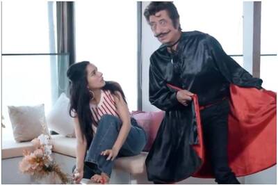 Shakti Kapoor Surprises Daughter Shraddha Kapoor as Crime Master Gogo, Steals Her Nail Polish