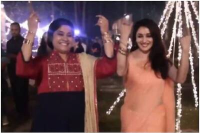 Watch: Madhuri Dixit & Renuka Shahane Dancing on Lo Chali Main Will Give You Major '90s Nostalgia