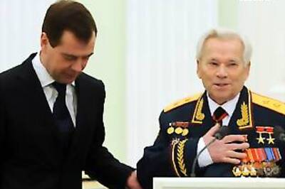Kalashnikov designer turns 90, gets hero medal