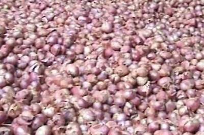 Seller gives onions for free with purchase of tyres in Jamshedpur