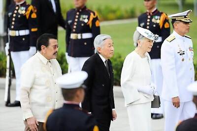 Emperor Akihito honors Japanese war dead in Philippines