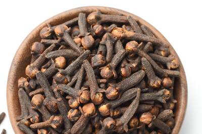 Decoding the Benefits and Side-Effects of Clove