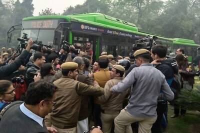 Lawyers Chant 'Shame, Shame' as Delhi HC Declines Interim Protection to Protesting Students