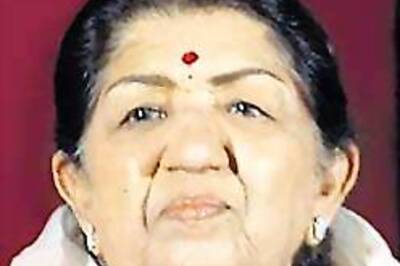 Why is Lata unhappy with Mumbai?