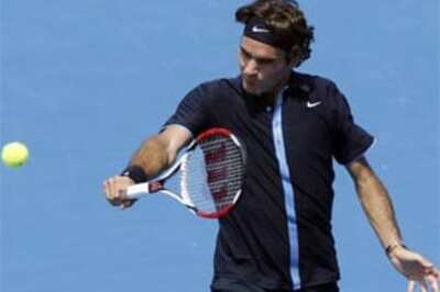 Federer fights his way into Kooyong Classic final