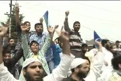 J&K: Syed Ali Shah Geelani's supporters clash with police, raise Pakistani flag