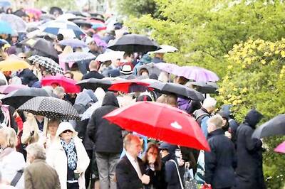 Modern Etiquette: Umbrellas, backpacks and selfie sticks
