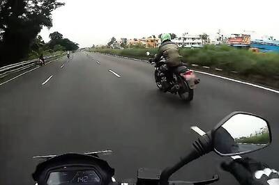 Upcoming Royal Enfield 750 Interceptor Outruns Bajaj Dominar 400 - Video