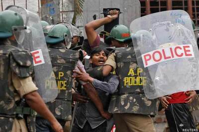 Hyderabad: Pro-Telangana forces pelt stones at Seemandhra employees, police