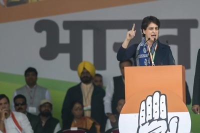 'No Time for Politics': Priyanka Gandhi Urges UP CM to Allow Congress to Ply Buses and Ferry Migrants