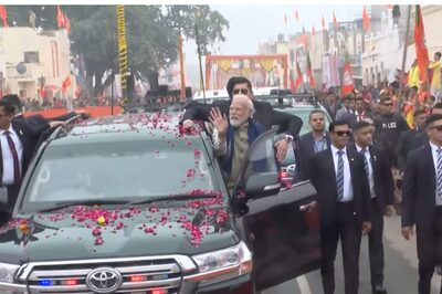 WATCH | Modi's Mega Welcome in Ayodhya Before Mandir Launch, Ex-Babri Petitioner Showers Flowers