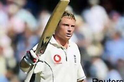 3 down, Pak trail England by 462 runs