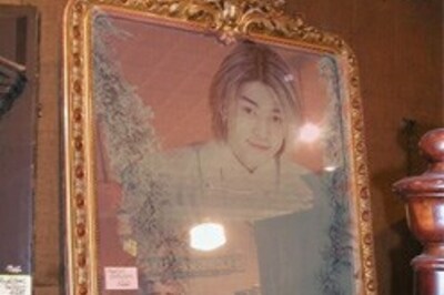 Japanese men take grooming lessons