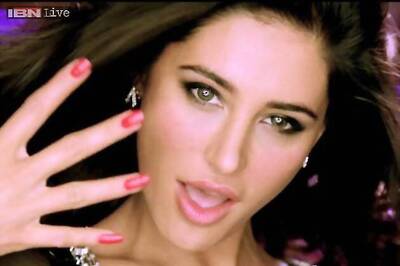 Nargis Fakhri laughs off her oops moment at India Bridal Fashion Week