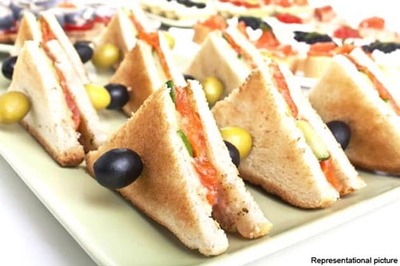 Needles found in sandwiches on US-bound flights