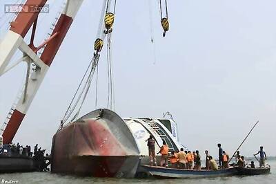 Bangladesh prepares to find scores more bodies in capsized ferry
