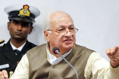 Kerala Guv Confronts Black Flag Protests by SFI Activists in Thiruvananthapuram