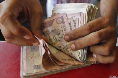 Rupee recovers 7 paise against dollar in early trade