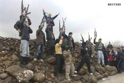 Assad troops fight back against Syria rebels