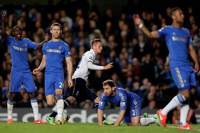 Spurs hold Chelsea after late Sigurdsson strike
