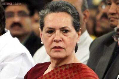 Sonia rejects Pawar's remark that Congress responsible for breakup