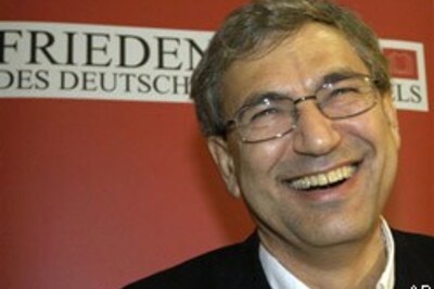 Orhan Pamuk wins literature Nobel