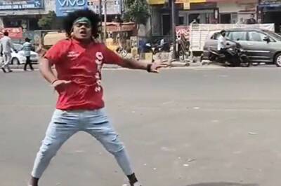 Zomato Delivery Agent Dances in the Middle of the Road, Twitter Wants Him to Join DID