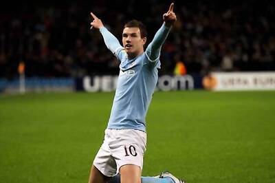 City edge Norwich 4-3 despite being a man down